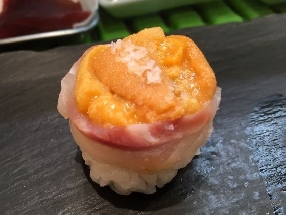 Sea urchin wrapped with Seabream (Zuiun temari zushi)